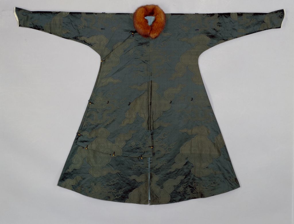 图片[1]-Oil-green Yunlong Dark Flower Satin Cotton Running Gown-China Archive